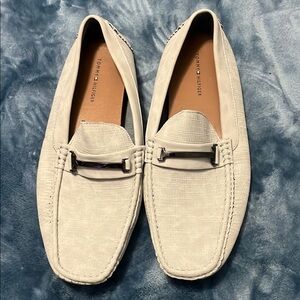Tommy Hilfiger Men's Cream Loafers with Silver Accent